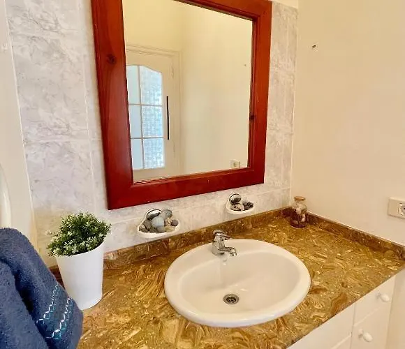 Vincent, Cozy And Sunny Over The Rooftops * Пуэрто дель Кармен