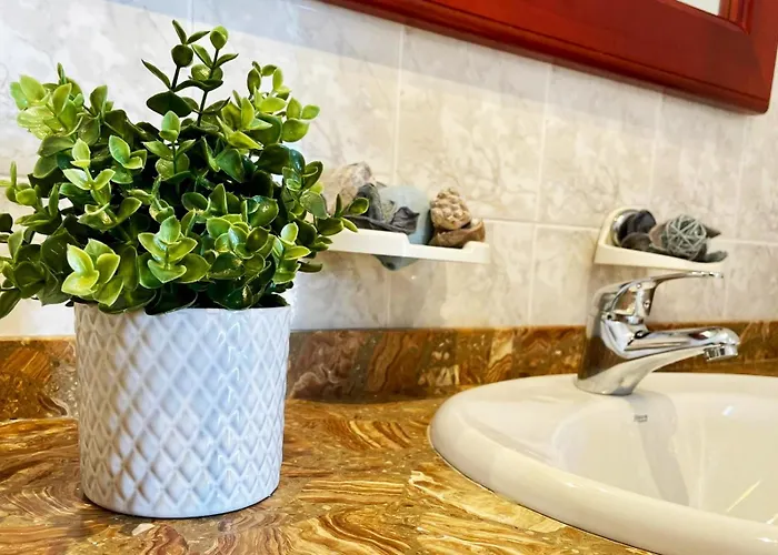 Vincent, Cozy And Sunny Over The Rooftops Апартаменты